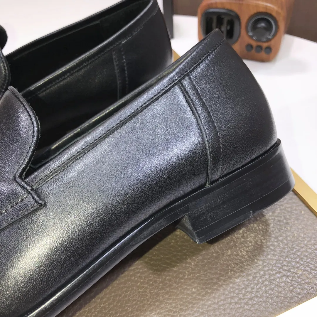 Factory batch 500💰Italy’s top luxury men’s shoe giant (GUCCI) (Gucci) (full cowhide lining) new arrival🍃Original European style🔰 Pleasant to the eye😍In order to make the shoes more durable and non-deformable🌀The production continues to follow traditional methods but there is still no lack of innovation💪The original sheepskin is selected for the leather♻️Smooth, natural and extra bright⭐Made of imported cowhide The rich man’s first choice 38-45 (45 customized)